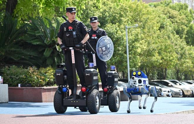金年会体育绵阳造AI机械狗到场警务事情练习训练中帮助民警掌握“怀疑职员”(图1)