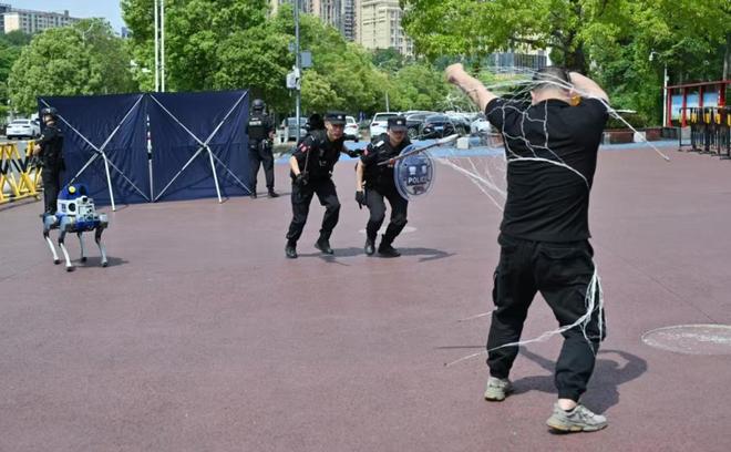金年会体育绵阳造AI机械狗到场警务事情练习训练中帮助民警掌握“怀疑职员”(图3)